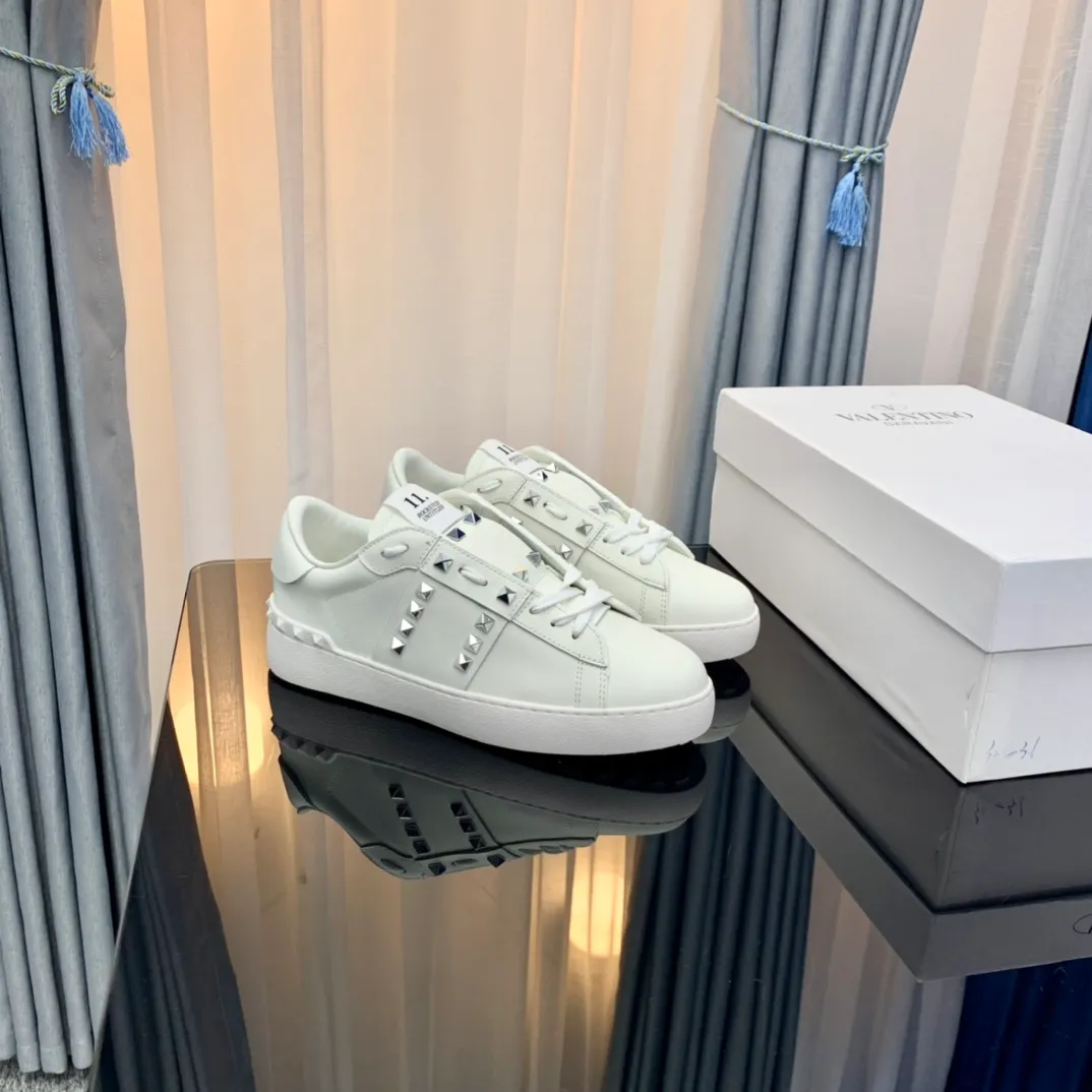 👟👟Ex-factory price👟👟Ex-factory price 480👟👟Women's shoes Women's clothing Women's shoes Women's clothing VALENTINO Valentino sneakers 23ss new letter sneakers white shoes lace-up sneakers Zhang Yixing's same rivet lace-up casual shoes sneakers The highest version on the market! All details are consistent with the original version. Buy the original 1:1 replica. Material: Original imported pebbled cowhide with VT original webbing. 3D printed color pattern. Inner lining: Imported cowhide lining. Cowhide foot pads. Outsole: exclusive molded T👟👟factory price U wear-resistant outsole. Strap: with rubber texture VLTN LOGO. Insole: genuine consistent rubber insole. Original box and full set of original packaging. Size: 35-40 (41🉑️Customized, non-refundable) 38-44 (45🉑️Customized, non-refundable)